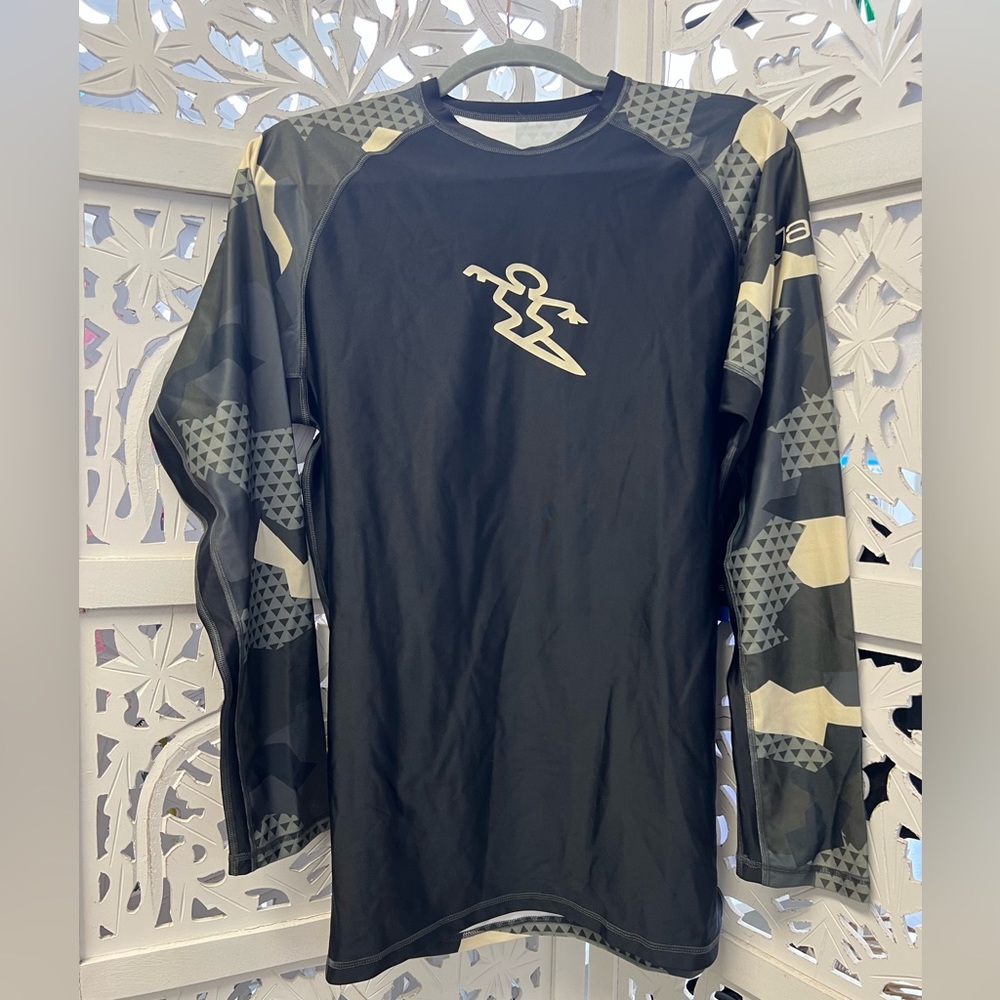 NWT Da Hui long sleeve camo rash guard sun shirt. Size L. Perfect for surfing